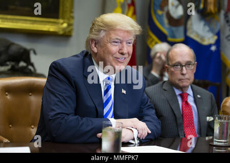 Mai 11, 2018 - Washington, District of Columbia, Vereinigte Staaten von Amerika - United States President Donald J. Trumpf spricht mit Reportern während einer Sitzung mit der Automobilindustrie Führungskräfte im Roosevelt Raum des Weißen Hauses am 11. Mai 2018 in Washington, DC. Credit: Alex Edelman/Pool über CNP (Credit Bild: © Alex Edelman/CNP über ZUMA Draht) Stockfoto