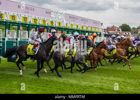 Chester Races, Großbritannien. 11/05/2018. Crabbies Earl Grosvenor Handicap Horses at Starting Gate wird auch als Startbarriere oder Startstände bezeichnet. Quelle: MediaWorldImages/Alamy Live News Stockfoto