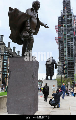 Westminster, London, 11. Mai 2018. Ein Besucher nimmt Fotos von der Statue von Winston Churchill, mit der Statue des David Lloyd George im Vordergrund 'auf'. Trotz der bewölkt und etwas kältere Wetter, Touristen um Westminster und South Bank sind in großen Zahlen genießen Sie die Sehenswürdigkeiten der britischen Hauptstadt. Credit: Imageplotter Nachrichten und Sport/Alamy leben Nachrichten Stockfoto