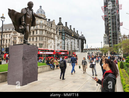 Westminster, London, 11. Mai 2018. Ein Tourist nimmt Schnappschüsse von der Statue des David Lloyd George in Parliament Square. Trotz der bewölkt und etwas kältere Wetter, Touristen um Westminster und South Bank sind in großen Zahlen genießen Sie die Sehenswürdigkeiten der britischen Hauptstadt. Credit: Imageplotter Nachrichten und Sport/Alamy leben Nachrichten Stockfoto