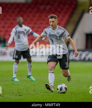 11. Mai Bankss Stadion, Walsall, England; UEFA U17 Europameisterschaft, Spanien gegen Deutschland; Noah Katterbach Deutschlands auf den Angriff mit der Kugel Stockfoto