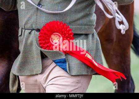 Windsor, Großbritannien. 11. Mai 2018. Tag 3. Royal Windsor Horse Show. Windsor. Berkshire. UK. Rote Rosette. Ist-Platz. 11.05.2018. Credit: Sport in Bildern/Alamy leben Nachrichten Stockfoto