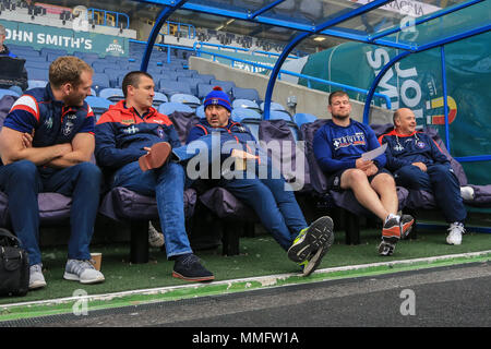 Huddersfield, Großbritannien. 11. Mai 2018, John Smiths Stadion, Huddersfield, England; Ladbrokes Challenge Cup Rugby, Huddersfield Riesen v Wakefield Trinity; Chris Chester Haupttrainer von Wakefield Trinity Gespräche Taktiken mit seiner Bank Credit: Aktuelles Bilder/Alamy leben Nachrichten Stockfoto