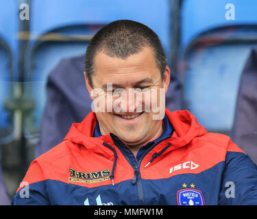 Huddersfield, Großbritannien. 11. Mai 2018, John Smiths Stadion, Huddersfield, England; Ladbrokes Challenge Cup Rugby, Huddersfield Riesen v Wakefield Trinity; Chris Chester Haupttrainer von Wakefield Trinity voller Lächeln vor Start der Credit: Aktuelles Bilder/Alamy leben Nachrichten Stockfoto