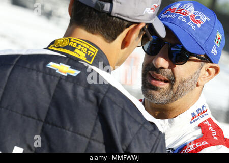 Indianapolis, Indiana, USA. 11. Mai, 2018. TONY KANAAN (14) von Brasilien auf Grubestraße hängt vor Praxis für für die IndyCar Grand Prix in Indianapolis Motor Speedway Straße Kurs in Indianapolis, Indiana. Quelle: Chris Owens Asp Inc/ASP/ZUMA Draht/Alamy leben Nachrichten Stockfoto