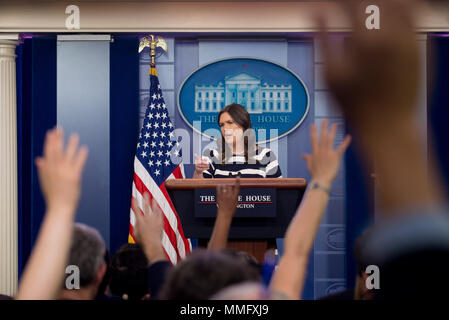 Mai 11, 2018 - Washington, District of Columbia, USA - Pressesprecher des Weißen Hauses, SARAH HUCKABEE SANDERS Schriftsatz der Presse im Weißen Haus. (Bild: © Erin Scott über ZUMA Draht) Stockfoto