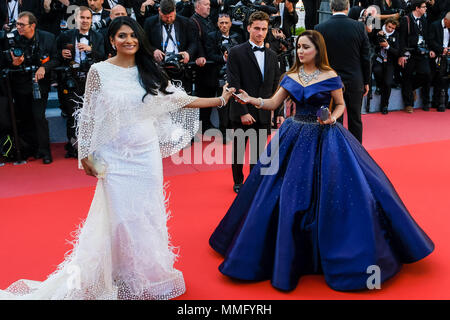 Cannes, Frankreich. 11. Mai 2018. Selfie Verbot der 'Ash ist reinsten Weiß "Roter Teppich" am Freitag, 11. Mai 2018 im Rahmen der 71. Internationalen Filmfestspiele von Cannes im Palais des Festivals, Cannes statt. Im Bild: Eine offizielle hält ein Gast in einem blauen ballgown Fotografieren und selfies auf dem Roten Teppich. Cannes Festival selfies in diesem Jahr verboten. Bild von Julie Edwards. Credit: Julie Edwards/Alamy leben Nachrichten Stockfoto