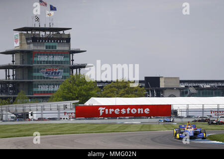 Indianapolis, Indiana, USA. 11. Mai, 2018. ALEXANDER ROSSI (27) der Vereinigten Staaten bringt sein Auto durch die Kurven, während der Praxis für für die IndyCar Grand Prix in Indianapolis Motor Speedway Straße Kurs in Indianapolis, Indiana. Quelle: Chris Owens Asp Inc/ASP/ZUMA Draht/Alamy leben Nachrichten Stockfoto