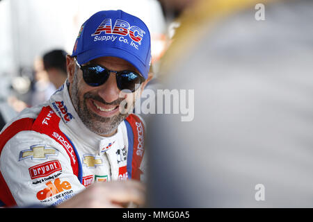 Indianapolis, Indiana, USA. 11. Mai, 2018. TONY KANAAN (14) von Brasilien Autogramme für die Fans während einer Sitzung autogramm vor Praxis für für die IndyCar Grand Prix in Indianapolis Motor Speedway Straße Kurs in Indianapolis, Indiana. Quelle: Chris Owens Asp Inc/ASP/ZUMA Draht/Alamy leben Nachrichten Stockfoto