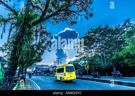 Yogyakarta, Indonesien. 11. Mai, 2018. Vulkan Merapi nach Ausbruch über 3 km entfernt am 11. Mai in Yogyakarta, Indonesien 2018. Credit: Sijori Images/ZUMA Draht/Alamy leben Nachrichten Stockfoto