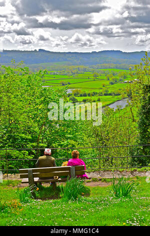 Ein paar genießen Sie den herrlichen Blick von der Burg auf die umliegende Dynevor Carmathenshire Landschaft in South Wales. Stockfoto