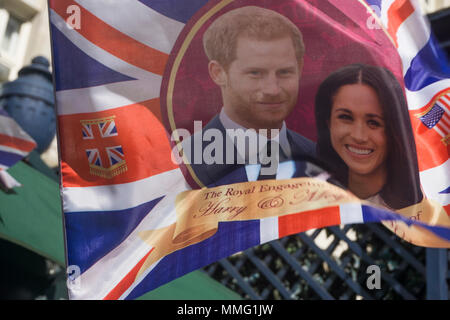 LONDON, UK, 11. MAI 2018: Union Jack Flagge mit Preis Harry und Meghan Markle auf in Vorbereitung für die roayl Hochzeit Stockfoto