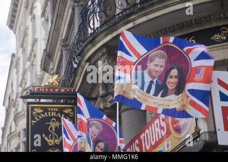 LONDON, UK, 11. MAI 2018: Union Jack Flagge mit Preis Harry und Meghan Markle auf in Vorbereitung für die roayl Hochzeit Stockfoto