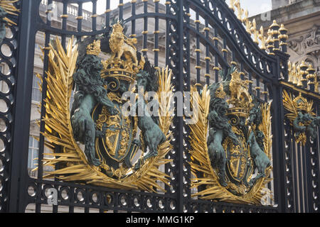 LONDON, UK, 11. Mai 2018: Das haupttor am Buckingham Palace mit verzierten Wappen Stockfoto