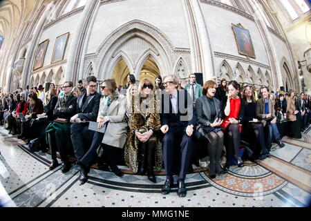 Vogue Chefredakteurin Anna Wintour sitzt neben Bill Nighy in der Nicole Farhi Herbst Winter Fashion Show während der London Fashion Week. London, 19. Februar 2012 Stockfoto