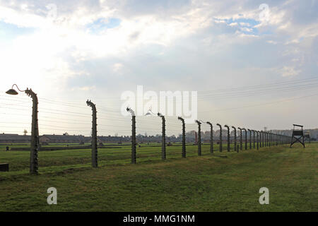 AUSCHWITZ, Polen, 12. Oktober 2013: Zaun und Wachturm im Konzentrationslager Auschwitz Birkenau KZ, Polen, Europa Stockfoto