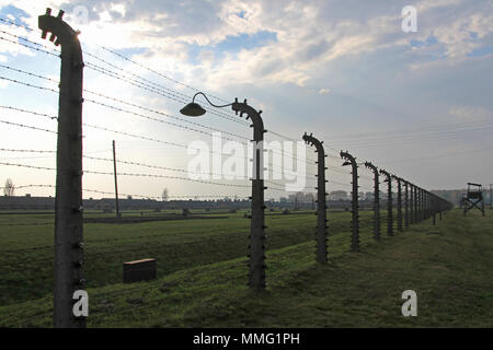 AUSCHWITZ, Polen, 12. Oktober 2013: Zaun und Wachturm im Konzentrationslager Auschwitz Birkenau KZ, Polen Stockfoto