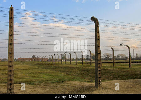 AUSCHWITZ, Polen, 12. Oktober 2013: Zaun und Wachturm im Konzentrationslager Auschwitz Birkenau KZ, Polen Stockfoto