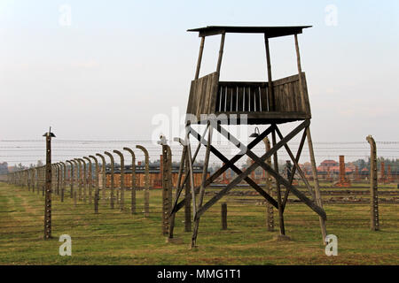 AUSCHWITZ, Polen, 12. Oktober 2013: Wachtturm und Zaun im Konzentrationslager Auschwitz Birkenau KZ, Polen Stockfoto