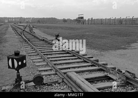 AUSCHWITZ, Polen, 12. Oktober 2013: die Bahn der Eisenbahn im Konzentrationslager Auschwitz Birkenau KZ, die Schwarz-Weiß-Fotografie, Polen Stockfoto