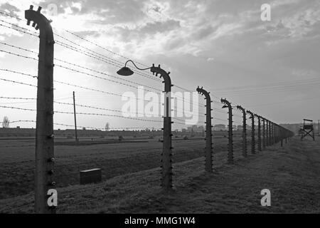 AUSCHWITZ, Polen, 12. Oktober 2013: Zaun und Wachturm im Konzentrationslager Auschwitz Birkenau KZ, die Schwarz-Weiß-Fotografie, Polen Stockfoto