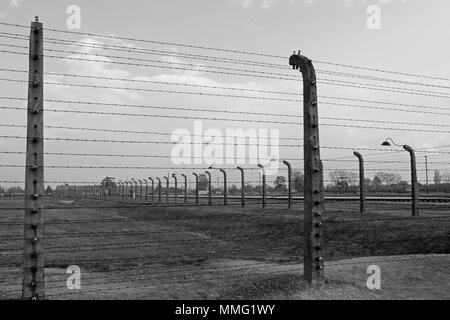 AUSCHWITZ, Polen, 12. Oktober 2013: Zaun und Wachturm im Konzentrationslager Auschwitz Birkenau KZ, die Schwarz-Weiß-Fotografie, Polen Stockfoto