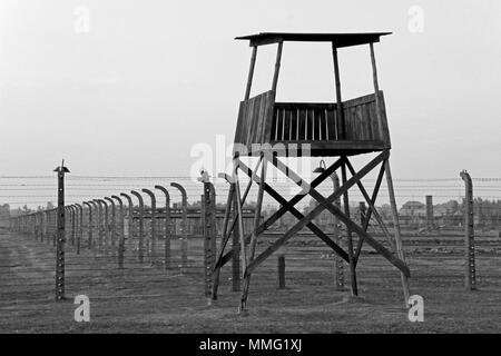 AUSCHWITZ, Polen, 12. Oktober 2013: Wachtturm und Zaun im Konzentrationslager Auschwitz Birkenau KZ, die Schwarz-Weiß-Fotografie, Polen Stockfoto