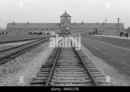 AUSCHWITZ, Polen, 12. Oktober 2013: Rampe Eingang zum Konzentrationslager Auschwitz Birkenau KZ, schwarz und weiß Fotografie mit Bildrauschen Wirkung, Polen Stockfoto