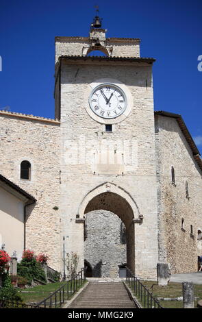 Arch und Uhrturm im historischen Zentrum von Monteleone di Spoleto, Italien Stockfoto