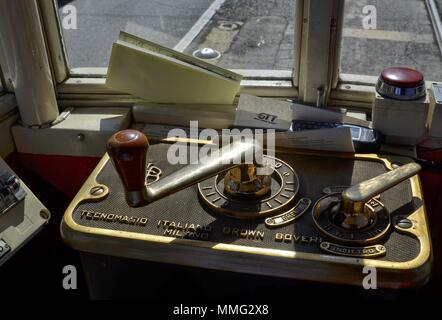 Turin, Piemont, Italien. 7. Mai 2017. Die vintage Straßenbahn Nr. 116 des letzten Jahrhunderts dienen. Fahrerplatz mit Bedienhebel. Stockfoto