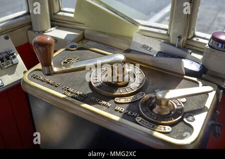 Turin, Piemont, Italien. 7. Mai 2017. Die vintage Straßenbahn Nr. 116 des letzten Jahrhunderts dienen. Fahrerplatz mit Bedienhebel. Stockfoto