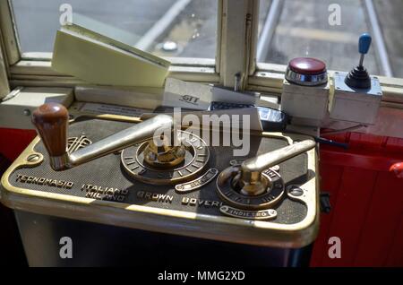 Turin, Piemont, Italien. 7. Mai 2017. Die vintage Straßenbahn Nr. 116 des letzten Jahrhunderts dienen. Fahrerplatz mit Bedienhebel. Stockfoto