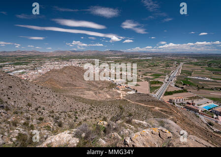 Callosa de Segura von Feldern und die neue ICE-Strecke (AVE), Provinz Alicante, Spanien umgeben Stockfoto
