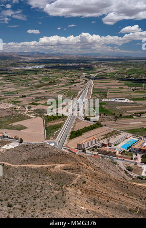Callosa de Segura von Feldern und die neue ICE-Strecke (AVE), Provinz Alicante, Spanien umgeben Stockfoto