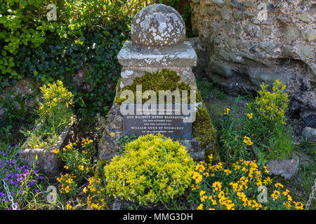 PEVENSEY, Großbritannien - 6. Mai 2018: Gedenktafel in der Stadt Pevensey die Landung von Wilhelm dem Eroberer und der Besuch von Elizabeth II 900 Jahre zu gedenken. Stockfoto