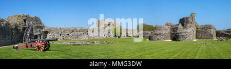 Panorama Innenansicht der Ruine von Pevensey Castle in East Sussex, UK. Es ist eine mittelalterliche Burg und ehemaligen Römischen Saxon Shore fort. Stockfoto