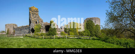 Panoramablick auf die Ruine der Pevensey Castle in East Sussex, UK. Es ist eine mittelalterliche Burg und ehemaligen Römischen Saxon Shore fort. Stockfoto