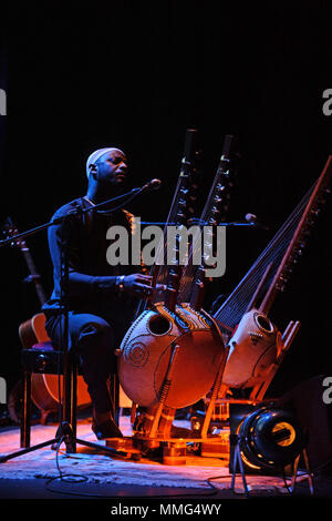 Seckou Keita spielt die Kora auf der Bühne am Mareel in der Shetland Inseln Stockfoto