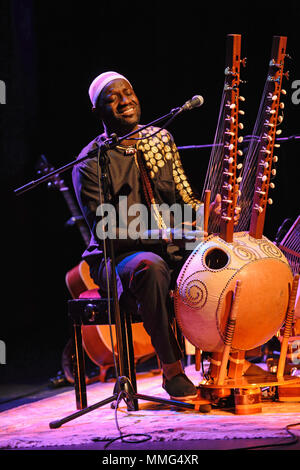 Seckou Keita spielt die Kora auf der Bühne am Mareel in der Shetland Inseln Stockfoto