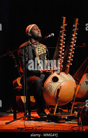 Seckou Keita spielt die Kora auf der Bühne am Mareel in der Shetland Inseln Stockfoto