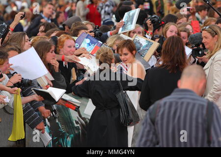 UK - Unterhaltung - Emma Watson besucht die UK Film Premiere von HARRY POTTER UND DIE HEILIGTÜMER DES TODES - Teil 2, der Trafalgar Square, London vom 7. Juli 2011 Stockfoto