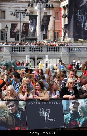 UK - Unterhaltung - Daniel Radcliffe, Rupert Grint, Emma Watson, Autorin JK Rowling, Produzenten David Heyman, David Barron, Regisseur David Yates an der UK Film Premiere von HARRY POTTER UND DIE HEILIGTÜMER DES TODES - Teil 2, der Trafalgar Square, London vom 7. Juli 2011 Stockfoto