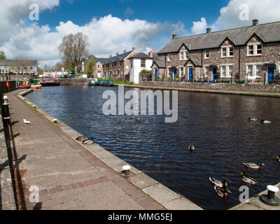 Blick entlang eines Teils des Brecon- und Monmouth-Kanals in Wales, Großbritannien Stockfoto