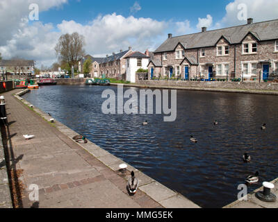 Blick entlang eines Teils des Brecon- und Monmouth-Kanals in Wales, Großbritannien Stockfoto