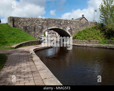 Blick entlang eines Teils des Brecon- und Monmouth-Kanals in Wales, Großbritannien Stockfoto