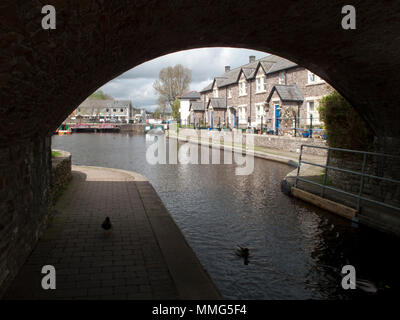 Blick entlang eines Teils des Brecon- und Monmouth-Kanals in Wales, Großbritannien Stockfoto