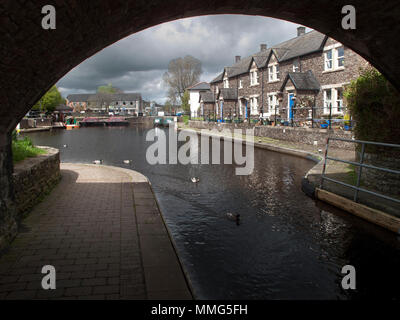 Blick entlang eines Teils des Brecon- und Monmouth-Kanals in Wales, Großbritannien Stockfoto