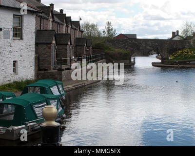 Blick entlang eines Teils des Brecon- und Monmouth-Kanals in Wales, Großbritannien Stockfoto