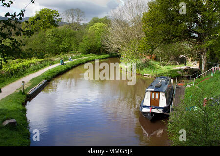 Blick entlang eines Teils des Brecon- und Monmouth-Kanals in Wales, Großbritannien Stockfoto