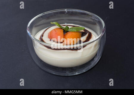 Dessert im Glas Schüssel mit einer fruchtigen Pudding gefüllt. Stockfoto